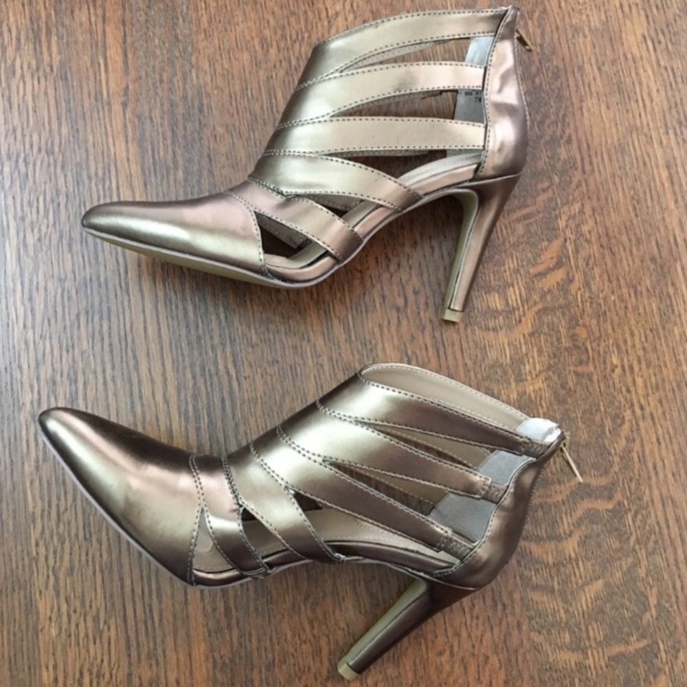 Cut Out Pointed Toe Booties - Picture 4 of 8